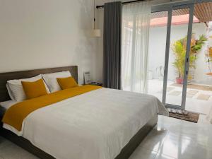 una camera con un grande letto e una grande finestra di Camellia home a Lạng Sơn