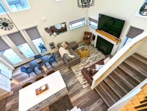 vista sul soffitto di un soggiorno con TV di The Lark at the Quarry a Whitefish