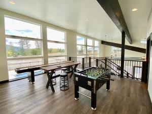 una stanza con due tavoli da ping pong e finestre di The Lark at the Quarry a Whitefish
