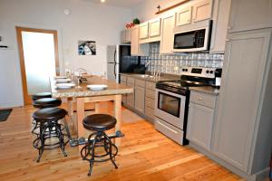 eine Küche mit einer Insel mit Barhockern in der Unterkunft Walker's Cottage in Whitefish