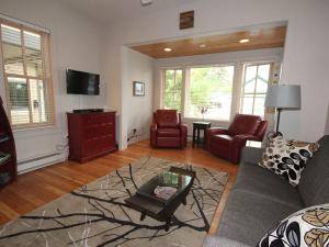 ein Wohnzimmer mit einer Couch und zwei Sesseln in der Unterkunft Walker's Cottage in Whitefish