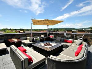 eine Terrasse mit Tisch, Stühlen und Sonnenschirm in der Unterkunft Walker's Cottage in Whitefish