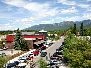 ein Parkplatz mit vor einem Gebäude geparkten Autos in der Unterkunft Walker's Cottage in Whitefish + 16 Fotos