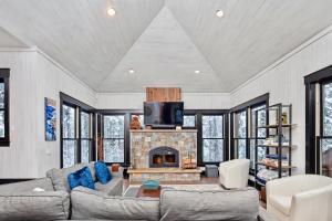 a living room with a couch and a fireplace at Whispering Pines Chalet in Vista