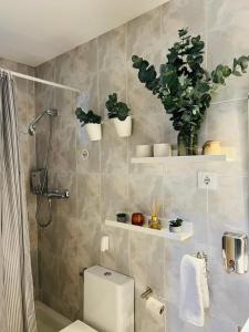 łazienka z toaletą i roślinami na ścianie w obiekcie LA TERRAZA DE LAUREL Aire acondicionado Insonorizado w mieście Logroño