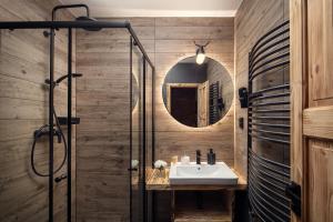 een badkamer met een wastafel en een spiegel bij Mumlava Resort Harrachov in Harrachov