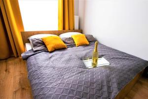 מיטה או מיטות בחדר ב-Apartament Blisko Centrum