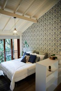 een slaapkamer met een groot bed en een tafel bij San Antonio in Medellín