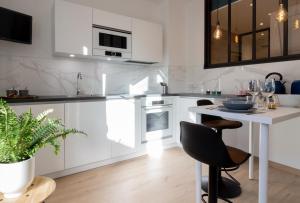 Kuchyňa alebo kuchynka v ubytovaní White diamond calme rue Vaugelas