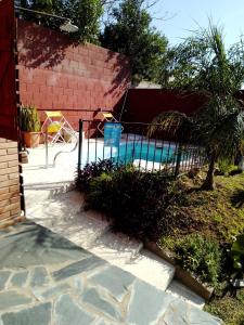 una valla alrededor de una piscina en un patio en Lago Azul en Embalse