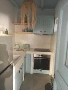 cocina con armarios azules y fogones en Idothea guest house en Amorgos