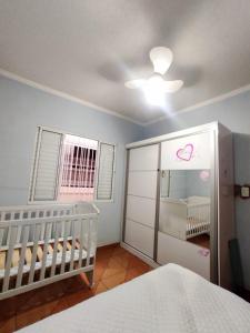 - une chambre bébé avec un lit bébé et une commode dans l'établissement Chácara de Temporada - Mairiporã, à Mairiporã