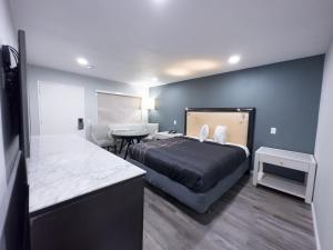 Posteľ alebo postele v izbe v ubytovaní Courtesy Inn & Suites