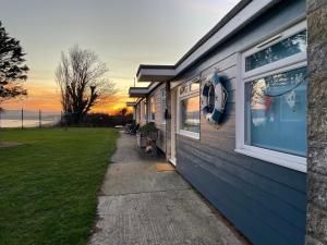ein blaues Gebäude mit Sonnenuntergang im Hintergrund in der Unterkunft Wight Waves Holidays in Sandown