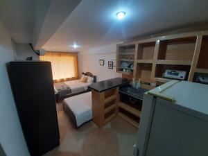 Hotel Neiva Providencia في نيفا: غرفة صغيرة فيها سرير ومغسلة