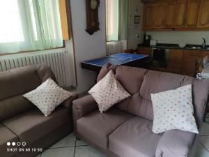 salon z kanapą i poduszkami w obiekcie Apartamento Turistico Luar 1 w mieście El Rasillo
