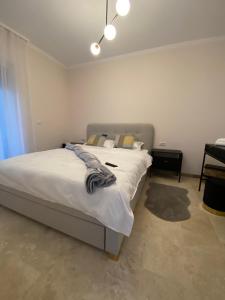 ein Schlafzimmer mit einem Bett mit einer Decke darauf in der Unterkunft Apartamente cu un dormitor in Timişoara