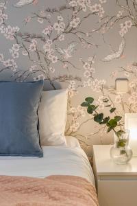 - une chambre avec un lit et un papier peint floral dans l'établissement BNBHolder II Santiago Bernabeu, à Madrid