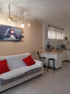 um quarto com uma cama e uma cozinha com uma mesa em Soleil Royal piano terra em Viareggio