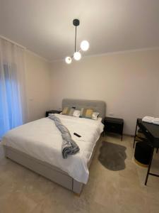 Un dormitorio con una cama con una manta. en Apartamente cu un dormitor, en Timisoara
