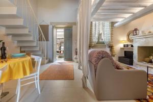 ein Wohnzimmer mit einer Treppe, einem Tisch und einem Stuhl in der Unterkunft Corte del Parco in Muro Leccese