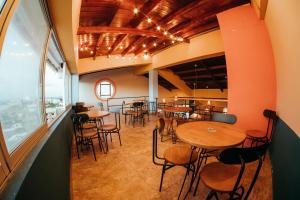 Um restaurante ou outro lugar para comer em Viajero San Andres Hostel