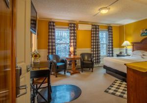 Un pat sau paturi într-o cameră la Hotel Dushore