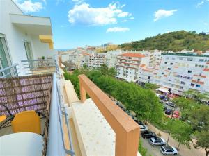 een balkon met uitzicht op de stad bij Algarve modern T1 apartment with balcony in Albufeira in Albufeira