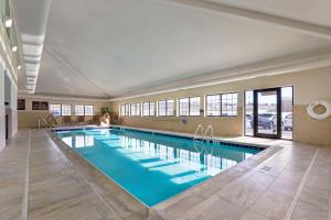 a large swimming pool in a large building at Best Western Plus Castle Rock in Castle Rock