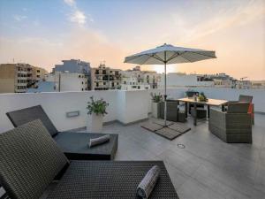 Μπαλκόνι ή βεράντα στο Bugibba Deluxe Penthouse with terrace & communal swimming pool