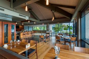 een restaurant met houten tafels, stoelen en ramen bij Best Western Plus Hood River Inn in Hood River