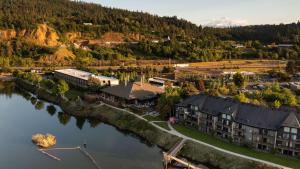 eine Luftansicht eines Resorts neben einem See in der Unterkunft Best Western Plus Hood River Inn in Hood River