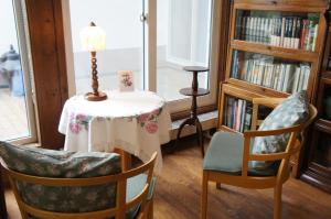 富良野市にあるフィトンチッド森の香りのテーブルと椅子2脚、本棚付きの部屋