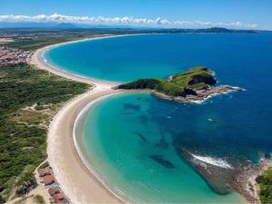 una vista aérea de una isla en el océano en Casa Grande em Cabo Frio, en Cabo Frío