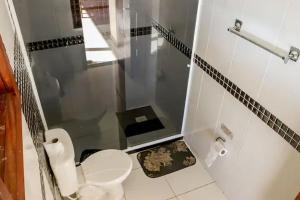 baño con aseo blanco en una habitación en Casa Grande em Cabo Frio, en Cabo Frío