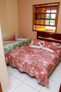 1 dormitorio con 2 camas y ventana en Casa Grande em Cabo Frio, en Cabo Frío