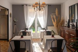 Afbeelding uit fotogalerij van chambres d hotes les papillons in Évron