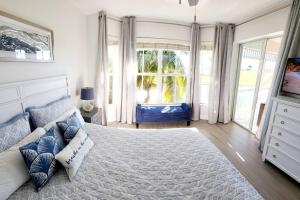 1 dormitorio con cama grande y ventana grande en GreenLinks Golf View Villa Flamingo at Lely Resort en Naples