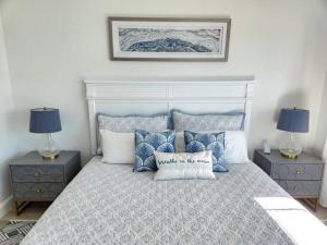 ein Schlafzimmer mit einem großen Bett mit zwei Nachttischen in der Unterkunft GreenLinks Golf View Villa Flamingo at Lely Resort in Naples