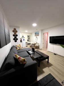 sala de estar con sofá y mesa en Artistic Digital Getaway - Patio & GREAT Location!, en Lisboa