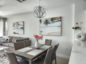 Posezení v ubytování GreenLinks Golf View Villa Flamingo at Lely Resort