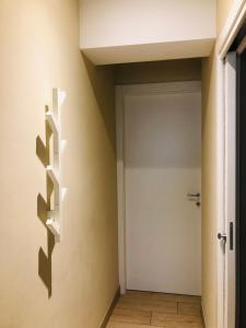 einen Flur mit Tür und Treppe in der Unterkunft Residenza La Corte in Pizzighettone