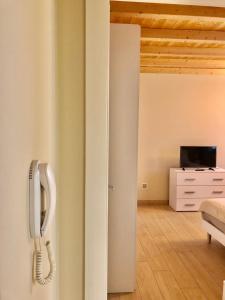 TV a/nebo společenská místnost v ubytování Pizzighettone Residenza La Corte