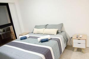 1 dormitorio con 2 almohadas en Hermoso Departamento en Salta Capital (1C) en Salta