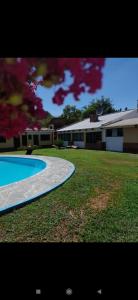 un gran patio con piscina y un edificio en Casa de campo Villa Rebeca en Salta