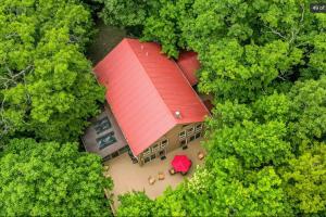 een uitzicht op een groot huis met een rood dak bij Blue Ridge Bliss- Spacious Cabin, Pets, Hot Tub! in Blue Ridge