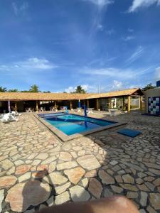 un complejo con piscina y un edificio en Casa de Praia Refúgio, en Aracaju
