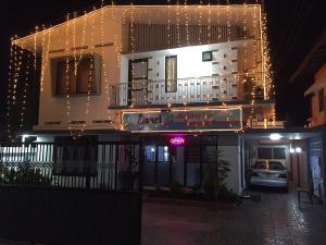 um edifício com luzes de Natal e um carro estacionado em frente dele em Yaarl Holiday em Jaffna