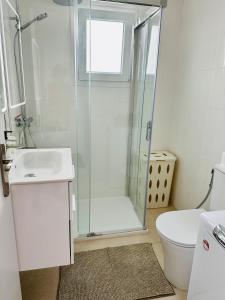 uma casa de banho com um chuveiro, um WC e um lavatório. em CURA MARINA 2- Apartment BY THE BEACH em Playa del Cura