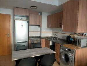 Kuchyňa alebo kuchynka v ubytovaní Apartamento Moderno con PISCINA Garaje Wifi AC